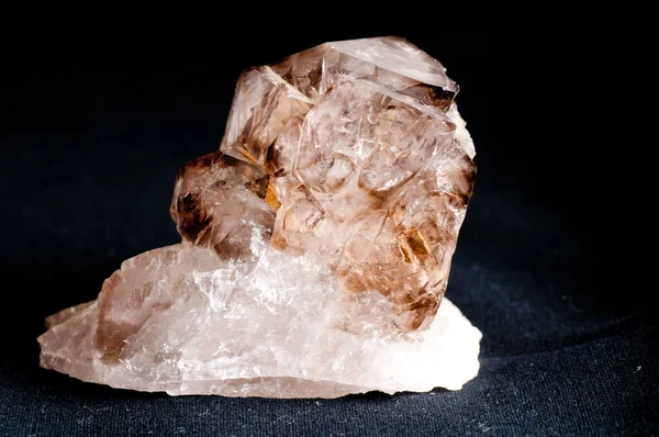 Birçok Yönlü Büyük Kirli Kuvars Kristal Mineral Örneği — Stok fotoğraf