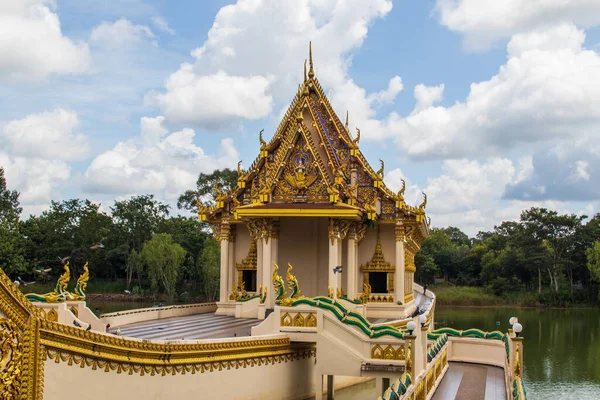 Ένα Όμορφο Cloudscape Wat Ban Muang Βουδιστικός Ναός Στο Ubon — Φωτογραφία Αρχείου