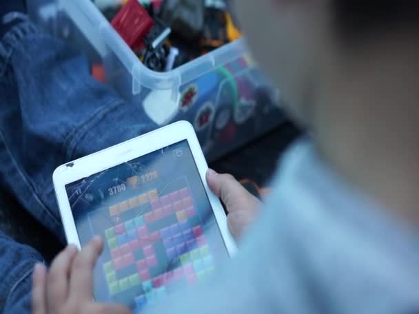 Jong Kind Spelen Met Een Spel Een Tablet — Stockvideo