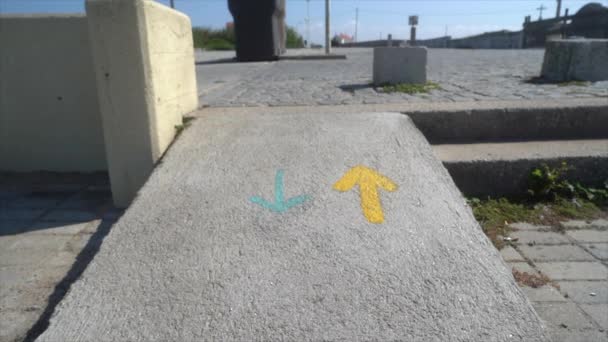 Camino Santiago Yolu Boyunca Yürüyen Iki Hacının Yakın Plan Görüntüsü — Stok video