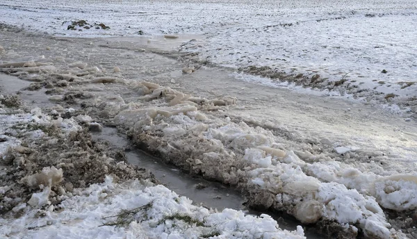 Powoli Topniejąca Śnieżna Wodnista Droga Kawałkami Lodu Niemczech — Zdjęcie stockowe