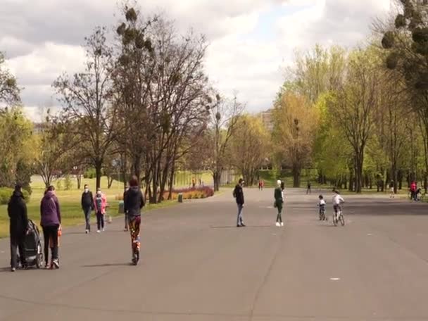Sok Sportos Ember Görkorcsolyázik Jan Pawla Parkban Egy Meleg Tavaszi — Stock videók