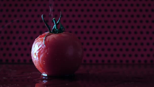 Tomates Cereja Vermelhos Brancos Fundo Madeira — Vídeo de Stock