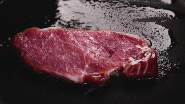 Steak Bœuf Cru Avec Sel Poivre Sur Assiette Noire — Video