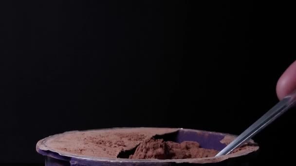 Een Close Van Een Hand Tillen Een Lepel Chocolade Poeder — Stockvideo