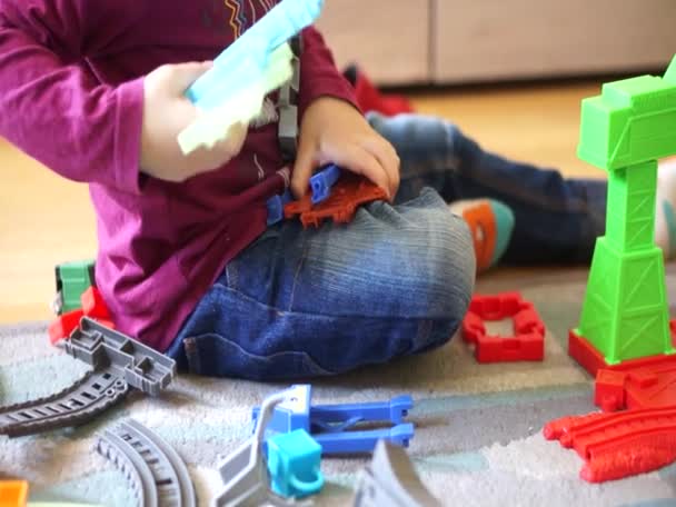 Niña Jugando Con Juguetes Habitación — Vídeo de stock