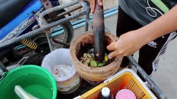 Preparación Ensalada Tradicional Papaya Verde Tailandesa Por Puesto Comida Callejera — Vídeo de stock