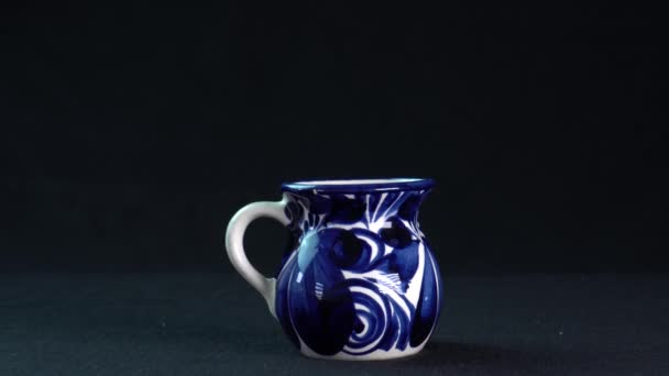 Eine Tasse Tee Auf Schwarzem Hintergrund — Stockvideo