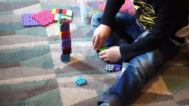 Νεαρό Αγόρι Παίζει Marioinex Πλακάκια Παιχνίδι Ένα Χαλί Ένα Δωμάτιο — Αρχείο Βίντεο
