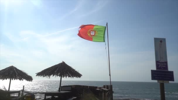 Ένα Οριζόντιο Βίντεο Ενός Κύματος Πορτογαλικής Σημαίας Μπλε Ουρανό Άνεμο — Αρχείο Βίντεο