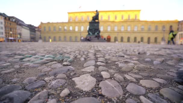 Rallentatore Una Scarpa Che Attraversa Storica Piazza Munich Turista Esplora — Video Stock