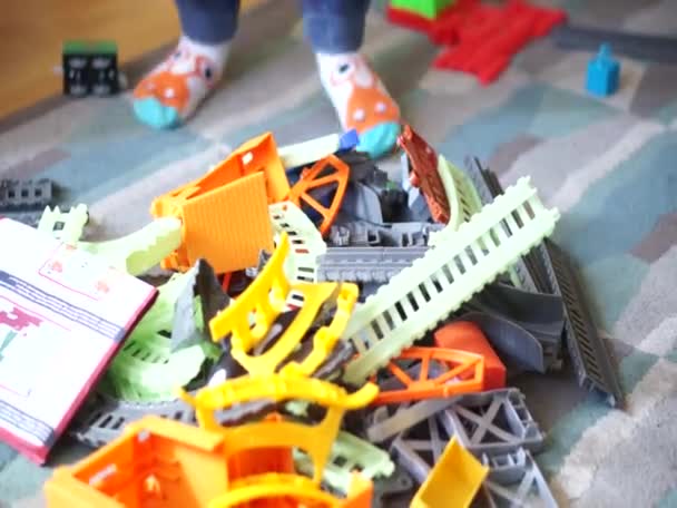 Nahaufnahme Der Hand Von Kindern Die Ein Spielzeugauto Hält — Stockvideo