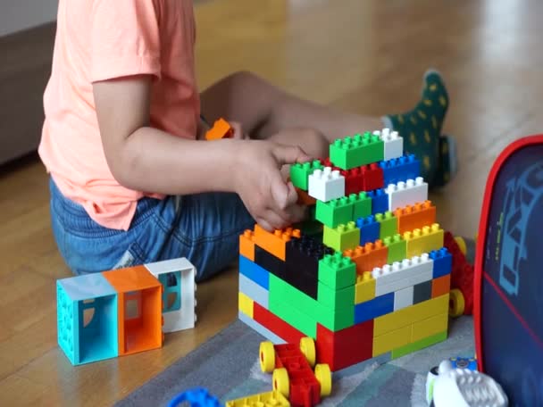 Niño Pequeño Jugando Con Bloques Coloridos Lego Duplo Mientras Está — Vídeos de Stock