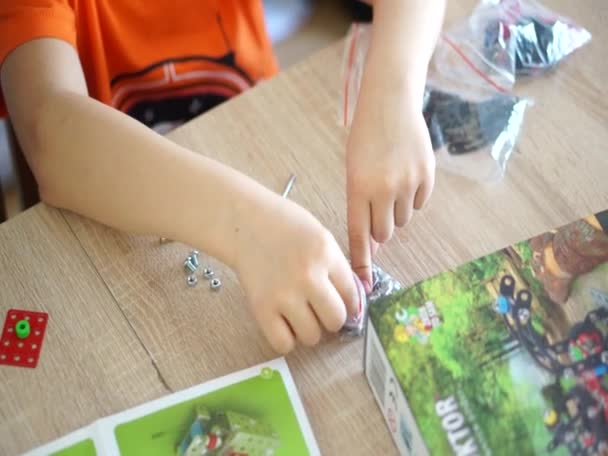 Adulto Criança Construindo Veículo Brinquedo Com Kit Construção Por Uma — Vídeo de Stock