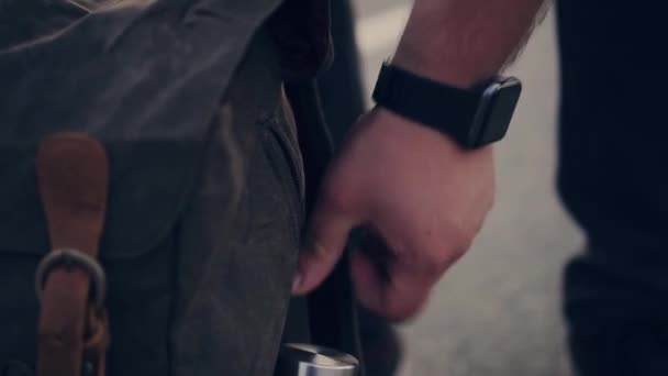 Een Man Met Een Smartwatch Die Geheugenkaarten Uit Canvas Rugzak — Stockvideo