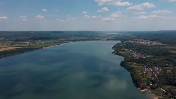 Utsikt Över Den Finare Floden Bakgrunden Blå Himmel Sommaren Högkvalitativt — Stockvideo