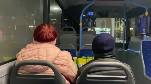 Видео Двух Пассажирах Коронной Маске Covid Corona Face Mask Bus — стоковое видео