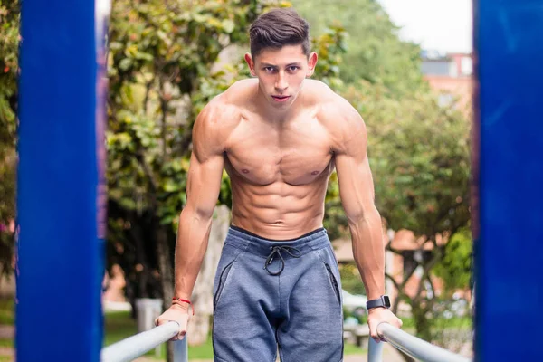 Ein Heißer Junger Muskulöser Mann Der Barren Trainiert — Stockfoto