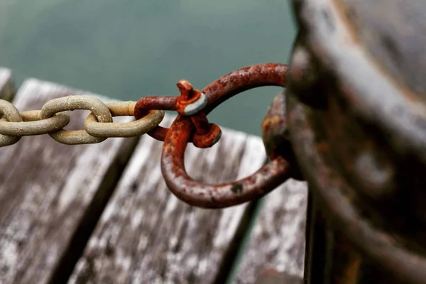 Closeup Shot Red Rusty Chain Blurred Background Water — Stock Photo, Image