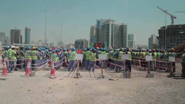 Dubai Egyesült Területek 2021 Március Egyenruhás Ázsiai Építőmunkások Munkások Készülődnek — Stock videók