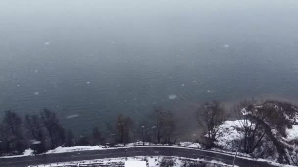 Hdで豪雪時の道路の横に波状の海の美しい空中風景 — ストック動画