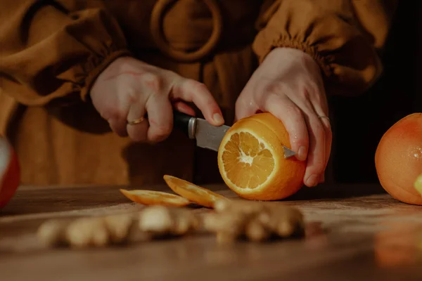 まな板にオレンジを切る者 — ストック写真