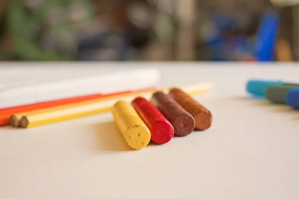 Close Materiais Arte Incluindo Pastéis Óleo Coloridos Lápis Coloridos Uma — Fotografia de Stock