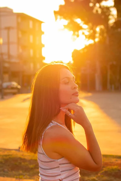 Uma Bela Ruiva Fêmea Posando Câmera Pôr Sol Incrível Cênico — Fotografia de Stock