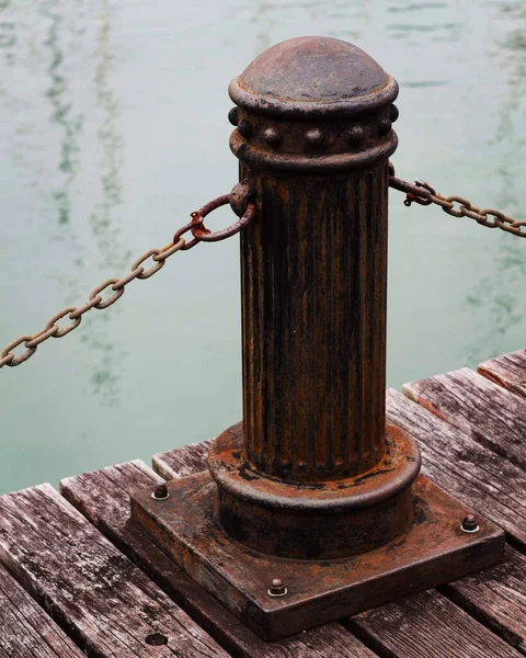 Shot Rusty Pole Chains Blurred Background Water — Stock Photo, Image