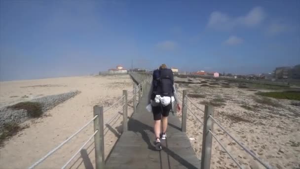Горизонтальное Видео Женщины Паломницы Рюкзаком Прогуливающейся Камино Сантьяго Пути Святого — стоковое видео