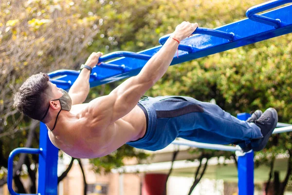 Een Hete Jonge Gespierde Man Aan Het Trainen Horizontale Balken — Stockfoto