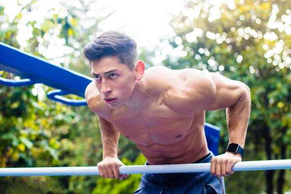 Joven Musculoso Caliente Haciendo Ejercicio Barras Horizontales —  Fotos de Stock