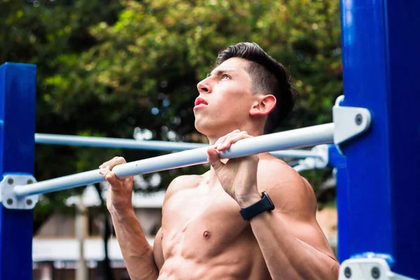 Joven Musculoso Caliente Haciendo Ejercicio Barras Horizontales —  Fotos de Stock