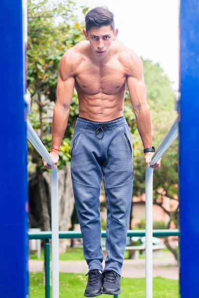 Hot Young Muscular Man Working Out Horizontal Bars — Stock Photo, Image