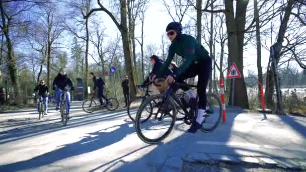 Les Gens Profitent Beau Temps Fin Hiver Thalkirchen Munich Nombreux — Video