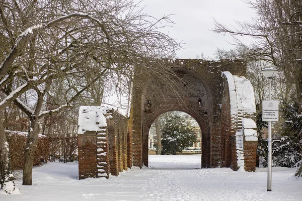 Χειμερινό Τοπίο Χιόνι Ερείπια Του Τείχους Της Πόλης Και Αψίδα — Φωτογραφία Αρχείου