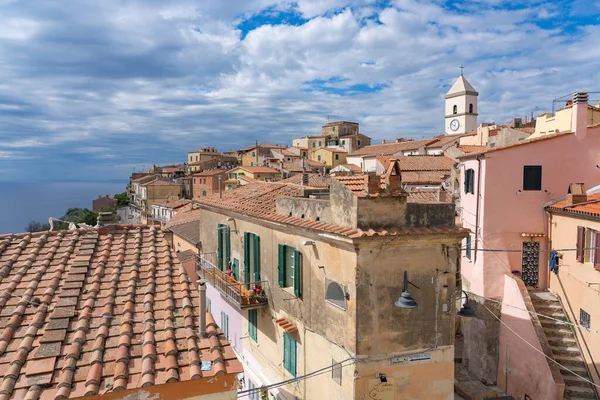 イタリア エルバ島カポリヴェリの古い石造りの家がある美しい街並み — ストック写真