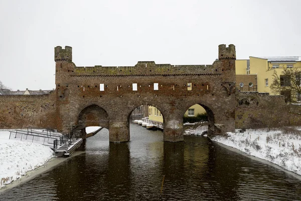 Middeleeuwse Hanzestad Tijdens Een Sneeuwstorm Met Resten Van Berkelpoort Met — Stockfoto