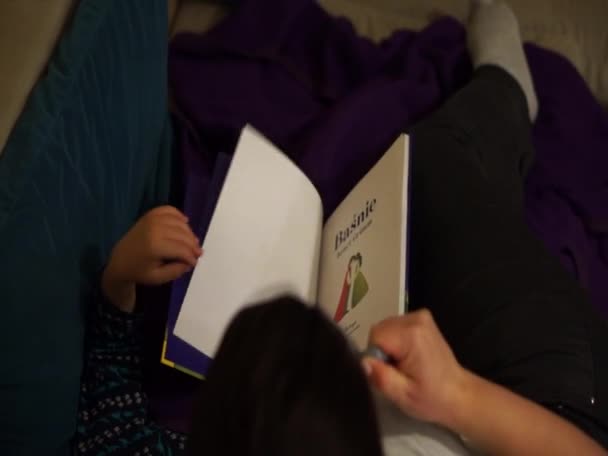Enfant Adulte Lisant Livre Soir — Video