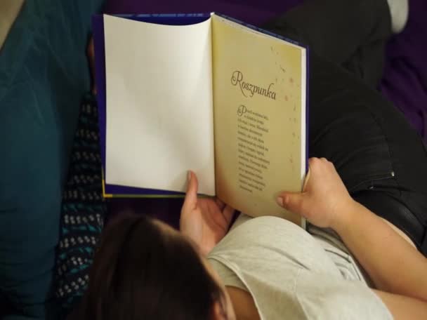 Παιδί Και Ενήλικας Διαβάζουν Ένα Βιβλίο Βράδυ — Αρχείο Βίντεο