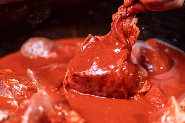 Chupito Del Proceso Elaboración Cochinita Pibil Cubriendo Carne Cerdo Con —  Fotos de Stock