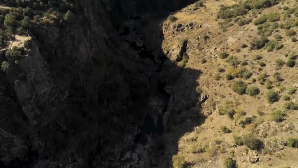 Aerial Shot High Rocky Mountain Cliff Power Lines Top — Stockvideo