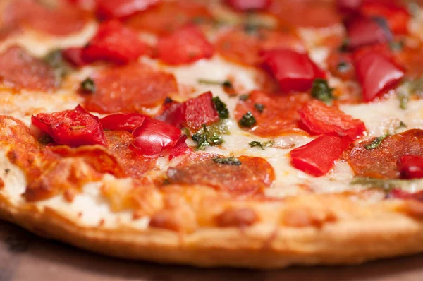 Pizza Pepperoni Corteza Fina Con Pimientos Rojos Una Piedra Pizza —  Fotos de Stock