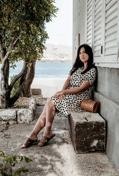 Vertical Shot Caucasian Female Sitting Stone Surface Ocean Background — 스톡 사진