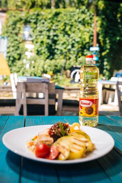 Brcko Bosnia Herzegovina Julio 2019 Botella Aceite Con Sabrosa Comida — Foto de Stock