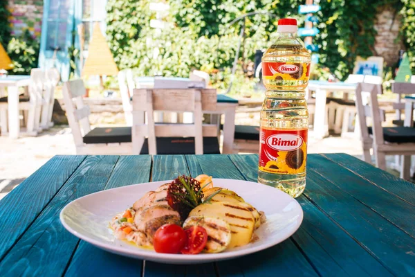 Brcko Bosnia Herzegovina Julio 2019 Botella Aceite Con Sabrosa Comida — Foto de Stock