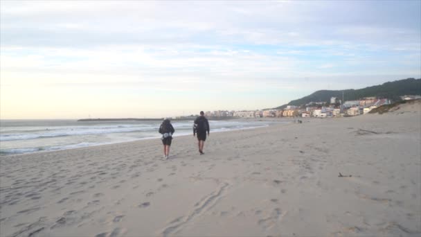 Широкий Горизонтальный Снимок Двух Паломников Ходить Пешком Камино Сантьяго Пляже — стоковое видео