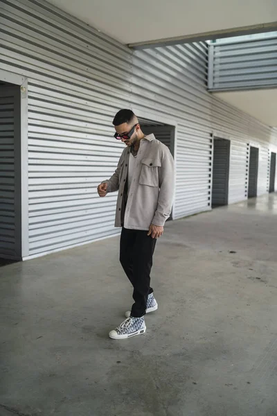 Homem Jovem Elegante Vestindo Roupas Casuais Óculos Sol Posando Livre — Fotografia de Stock