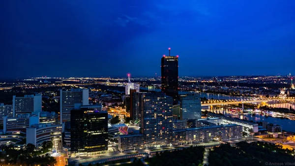 Zdjęcie Lotnicze Oświetlonych Budynków Zdobytych Nocy Wiedniu Austria — Zdjęcie stockowe
