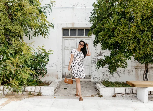 Uma Mulher Caucasiana Confiante Vestido Fluído Pontilhado Polca Óculos Sol — Fotografia de Stock